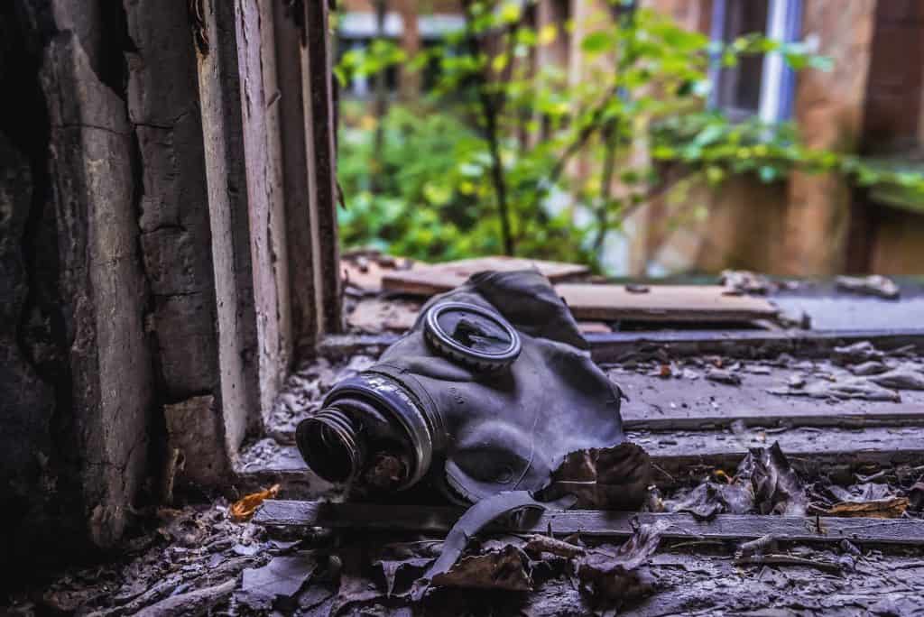 Máscara de gás antiga na 3ª escola secundária na cidade abandonada de Pripyat, Zona de Exclusão de Chernobyl, Ucrânia