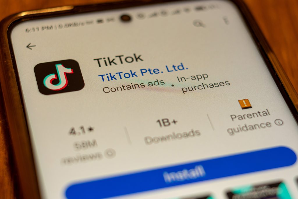 Página do TikTok na Play Store mostrada em um smartphone