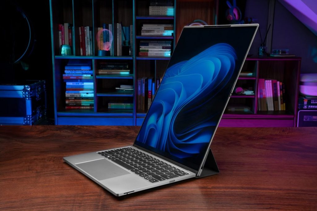 Thinkbook Flip de perfil com a tela totalmente esticada