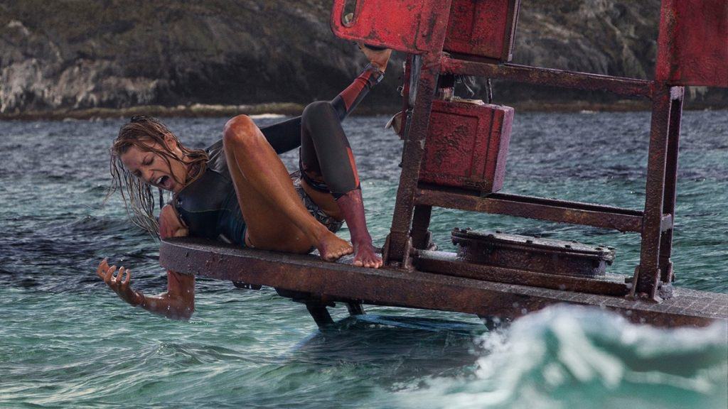 imagem mostra uma mulher ilhada no oceano, com medo