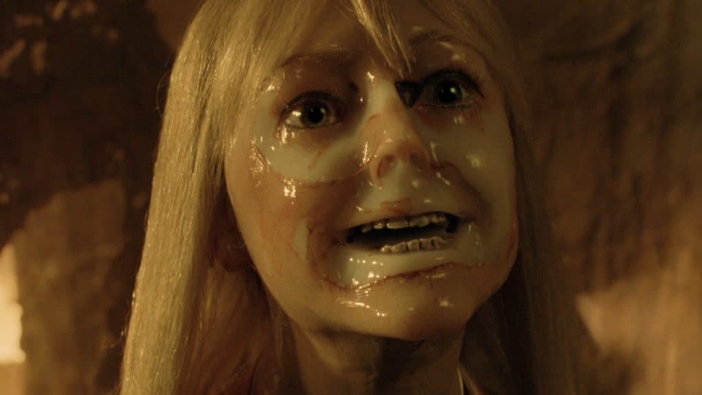 imagem mostra o rosto de uma mulher petrificado em cera
