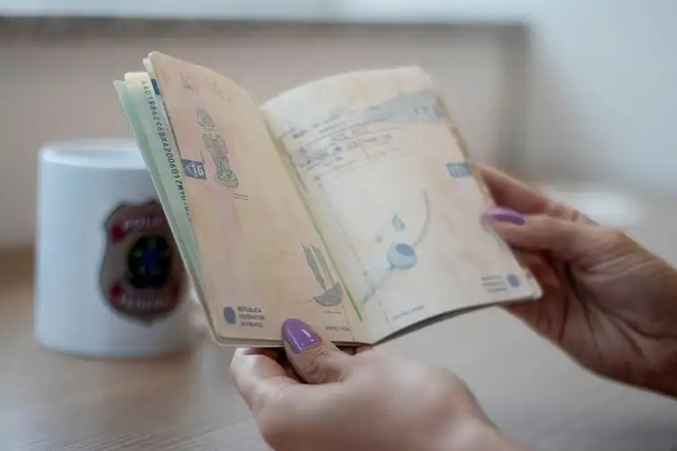 pessoa com novo passaporte brasileiro aberto