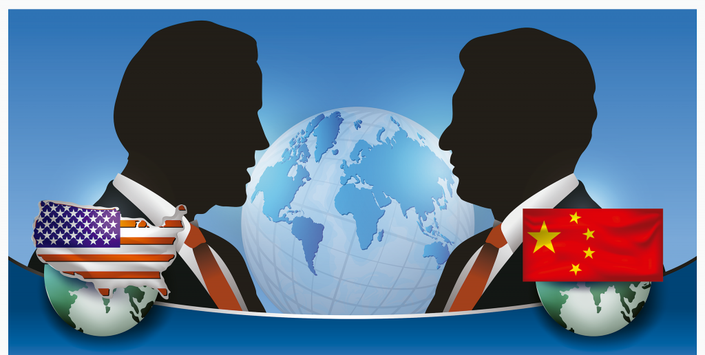 Ao fundo, animação do globo terrestre; à frente, duas silhuetas de homens de terno se encarando; ao lado de cada um, estão as bandeiras dos EUA (esq.) e China (dir.)
