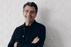 Yannick-Alleno-chef-estrelado-no-comando-das-cozinhas-do-30-Avenue-Montaigne-endereco-emblematico-da-Dior-em-ParisLaora-Queyras-300x200-1