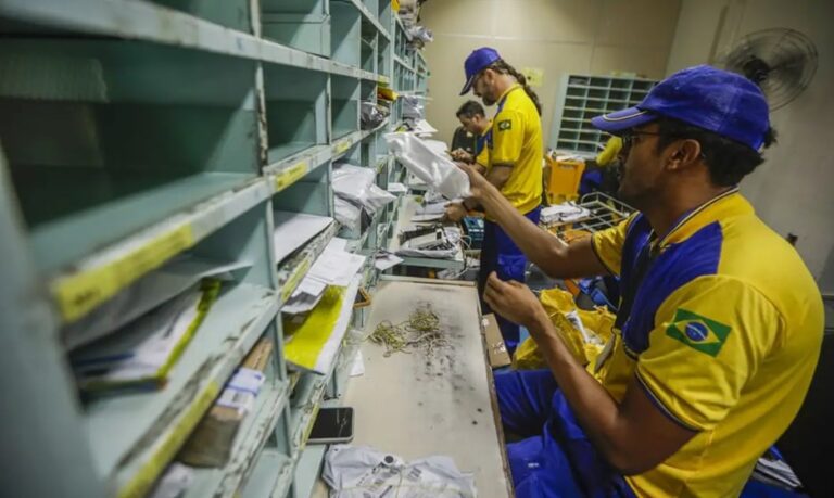 funcionarios-dos-correios-organizando-correspondencias