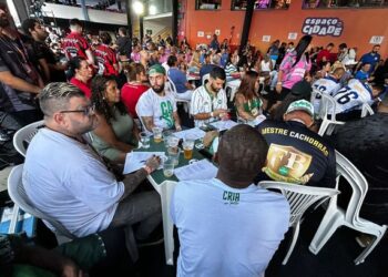 Apuração das escolas de samba de SP segue em clima de tensão