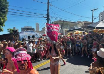 Bloco do Cordão Cheiroso inicia segunda de Carnaval