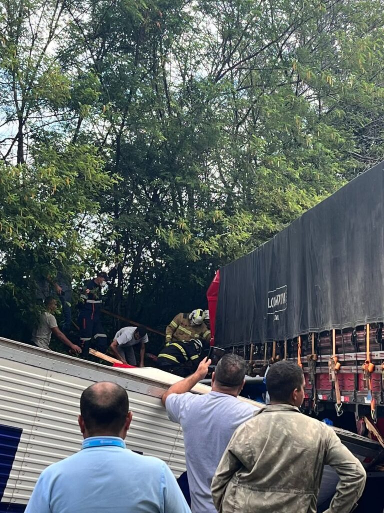 3640_17ao-bbm-atua-em-resgate-apa-s-colisa-o-entre-dois-caminhaµes-na-br-242-em-crista-polisd-na-manha-de