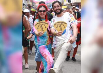 Fátima Bernardes e Túlio Gadêlha caem na folia em Pernambuco
