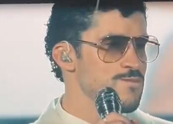 Bad Bunny homenageia Willie Colón durante show em SP após morte