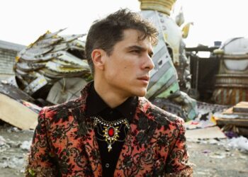 Rodrigo Vellozo revisita Chico Buarque em espetáculo cênico em SP