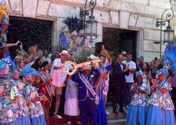 Eduardo Paes entrega chave da cidade e abre carnaval 2026 no RJ
