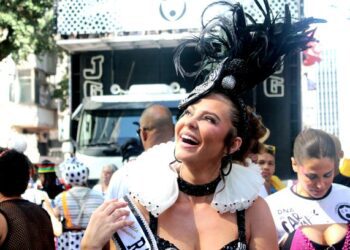 Bola Preta arrasta multidão no sábado de Carnaval no Rio 2026