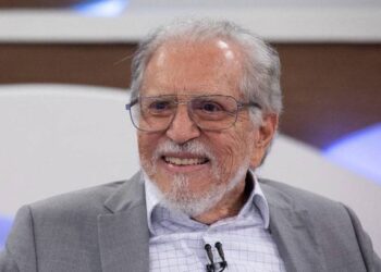 Aos 90 anos, Carlos Alberto de Nóbrega recebe homenagem do SBT