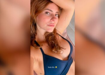 Paolla Oliveira encanta ao aparecer de top e sem maquiagem na web