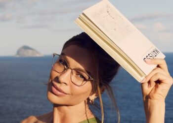 Sem luz, Grazi Massafera revela truque para ler no escuro