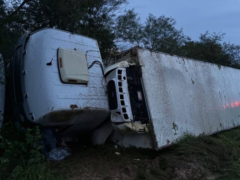 4036_d-bombeiros-do-17ao-bbm-atuam-em-resgate-veicular-apa-s-grave-colisa-o-na-br-242-d-equipes-do-17ao-8