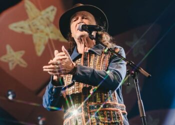 Alceu Valença lota show em São Paulo com turnê 80 Girassóis