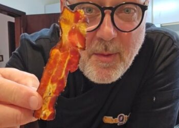 Bacon frito na água. Isso é possível?