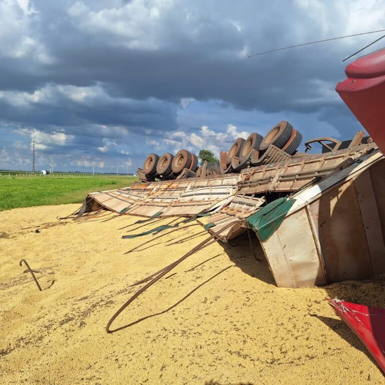 4456_d-a-i-bombeiros-sa-o-acionados-apa-s-colisa-o-entre-caminhaµes-na-br-020na-tarde-do-domingo-15-por-4