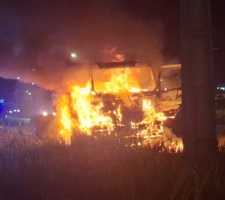 4458_d-d-bombeiros-combatem-incandio-em-caminha-o-na-br-020na-noite-do-domingo-15-por-volta-das-19-2