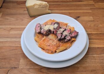 Paccheri di Gragnano ao molho de tomate com pimentão e entrecôte