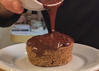 Bolinho de cenoura fit e feito no micro-ondas em 2 minutos