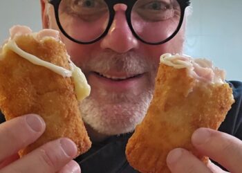 Canudinhos de massa de pastel, recheados e empanados na panko