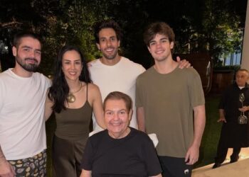 De cadeira de rodas, Faustão faz rara aparição ao lado dos filhos