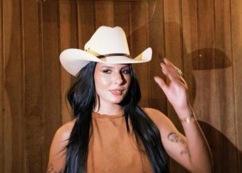 Ana Castela rebate fala sobre roupa marcando: “Você não tem?”