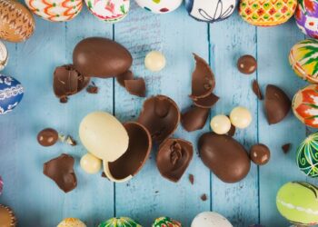 Fábrica revela como são feitos ovos de páscoa