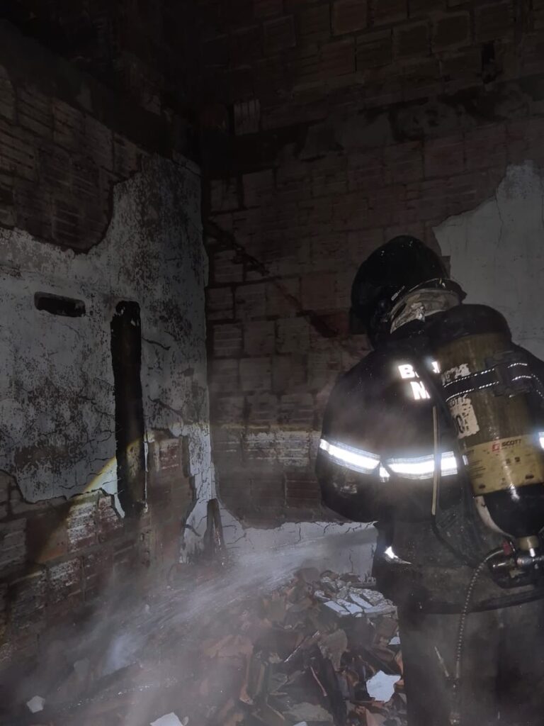 5369_bombeiros-controlam-incandio-em-residancia-no-jardim-das-aca-cias-em-lua-s-eduardo-magalha-es-d-d