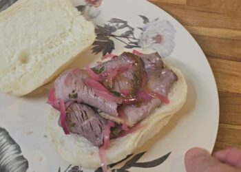 Lagarto fatiado no vinagrete de cebola roxa