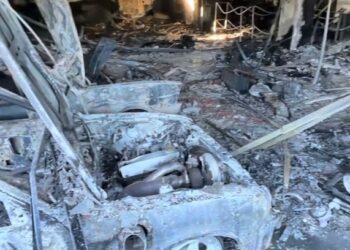 Casa dos pais de MC Gui pega fogo em SP e carros são carbonizados