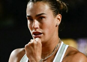 Aryna Sabalenka joga com pedras preciosas no pescoço