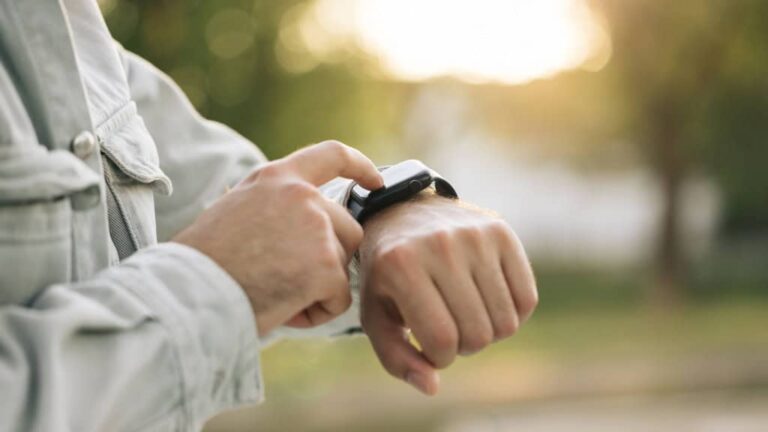 Destaque-Pessoa-usando-Apple-Watch-1-1024x576-1