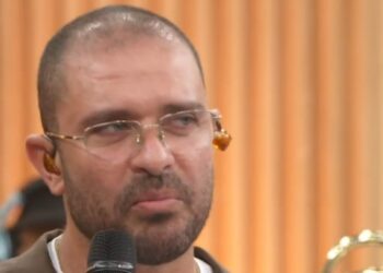 Diogo Nogueira canta mal no Encontro e web reage: “Tá bem não”