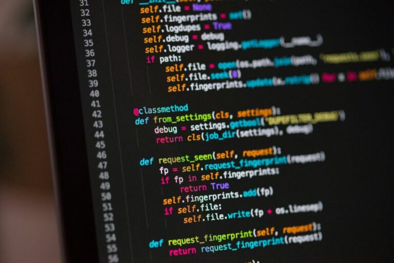 linhas-de-cdigo-fonte-dados-arquitetura-software-programa-app-hacker-1024x684-2