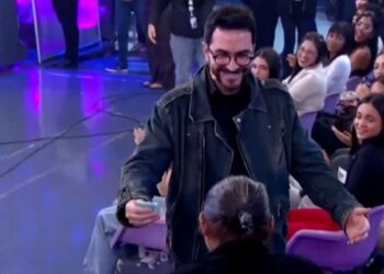 Padre Fábio de Melo doa prêmio a senhora da plateia no SBT