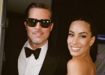 Brad Pitt assume namoro com designer em casamento de Taylor Swift