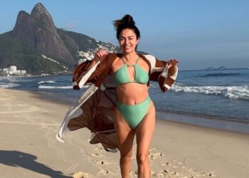 Aos 63 anos, Claudia Ohana impressiona com fotos de biquíni