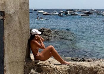 Mariana Goldfard faz topless em praia na Espanha