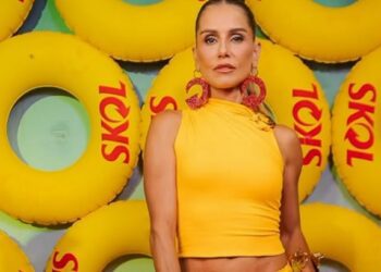 Deborah Secco surpreende ao surgir de barriga de fora em festa