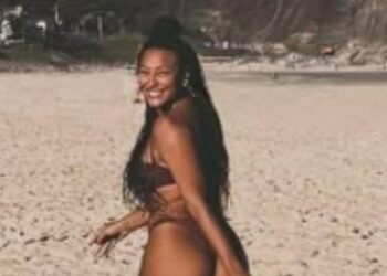Sheron Menezzes surge de biquíni no Rio e renova bronzeado