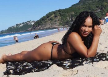 Rebeca Andrade posa de biquíni à beira-mar e interação viraliza