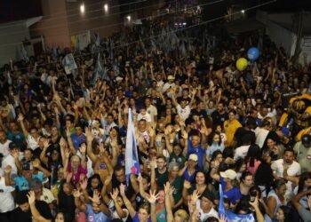 União de Barreiras e Luís Eduardo mobiliza uma multidão em caminhada com Zito e Cinthya pelas ruas do bairro Santa Luzia