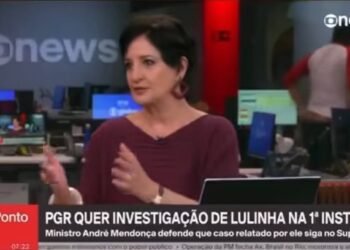 Bumbum de funcionário da GloboNews chama atenção durante jornal