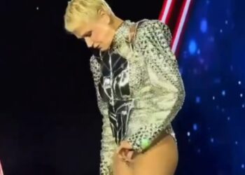 Após críticas ao figurino, Xuxa provoca em show: “Botei meia”