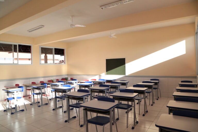 sala-de-aula-vazia-carteiras-alunos-estudantes-escola-educacao-ensino-lousa-quadro-escola-municipal-dr-aluizio-rosa-prata-bairro-residencial-rio-de-janeiro-12-08-2022-1