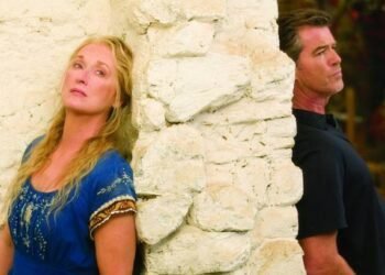 Meryl Streep dá show em cena com Pierce Brosnan